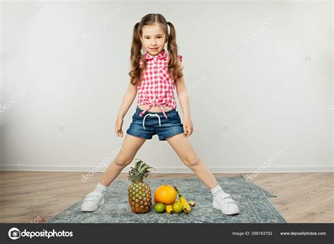 Petite Fille Tient Debout Avec Ses Jambes Cart Es Des Fruits Image