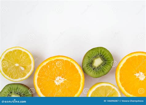 Frutas Frescas Coloridas En El Fondo Blanco Naranja Mandar N Kiwi