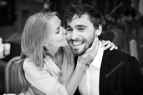 Chica Abrazando Y Besando Novio Fotografía De Stock © Pressmaster