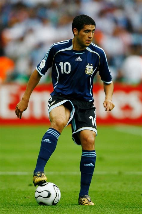 24 haziran 1978 doğumlu) emekli bir arjantinli profesyonel futbolcu ve aynı zamanda gençlik akademisi de dahil olmak üzere. Juan Riquelme during the 2006 World Cup in Germany | Fotos ...