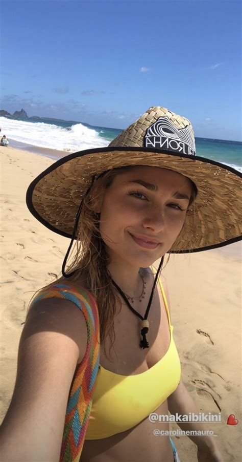 De Chapéu E Cara Lavada Sasha Arrasa Na Selfie Em Praia De Noronha