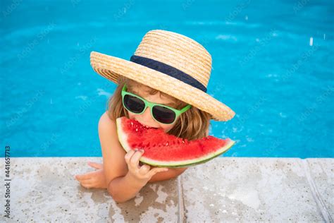 Foto De Child Eating Watermelon Near Swimming Pool During Summer