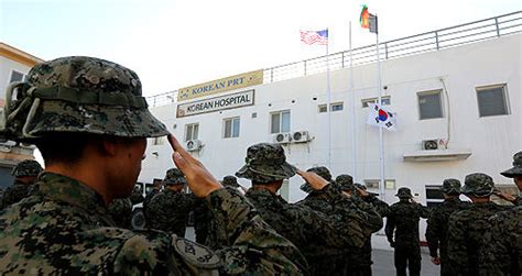 Gps 수신기는 gps 위성에서 송신하는 주파수에 동조된 안테나, 수정발진기등을 이용한 정밀한 시계, 수신된 신호를 처리하고 수신기 위치의 좌표와 속도 벡터 등을 계산하는 처리장치, 계산된 결과를 출력하는 출력장치 등으로 이루어져 있다. 현장 포토 아프가니스탄 오쉬노부대 임무 종료 | SBS 뉴스