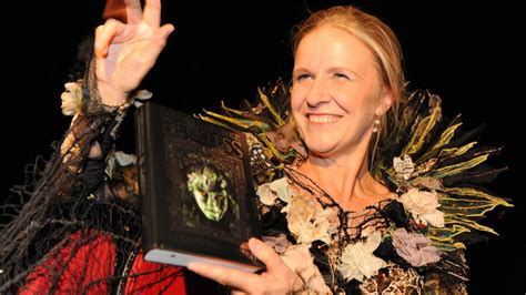 Lesereise Fantasy Queen Cornelia Funke Liest Im Märchenkleid Welt
