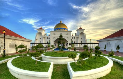 Untuk kegunaan lain, lihat masjid jamek (disambiguasi). Keunikan Senibina Masjid di Negeri Melaka - Relaks Minda