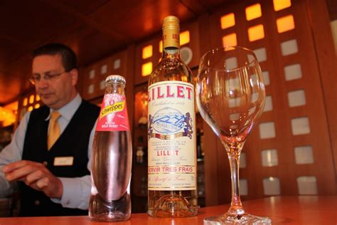 Mit eiswürfeln auffüllen und schweppes russian wild berry dazugeben. Lillet Berry: Ein sommerlicher Cocktail
