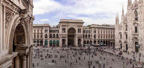 Milan, view on piazza san babila, corso europa and corso vittorio emanuele ii. Milan en Week end » Vacances - Guide Voyage