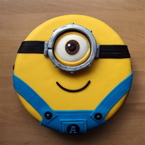 This simple, easy and effortless minion cake tutorial with step by step progress pictures makes a fantastic design and perfect for kids, this is one cake tutorial you don't want to miss! Minion taart ;-) … | Minion birthday cake, Minion cake ...