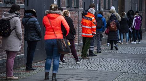 Vanaf maandag 18 januari vindt het vaccineren plaats op 25 centrale locaties in het land. 'Ook Duitsland overweegt tweede inenting coronavaccin uit ...