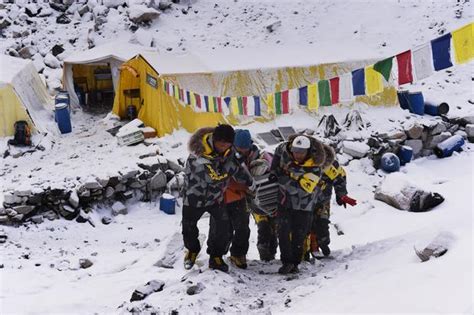 Mount Everest Deaths Inside A Deadly Climbing Season Cbs News