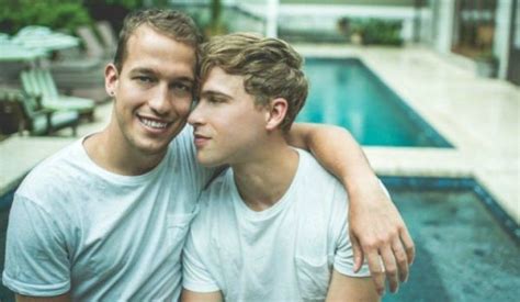Dorfman has been married to peter zurkuhlen since 2016. Jacob Elordi y Tommy Dorfman comparten foto besándose ...