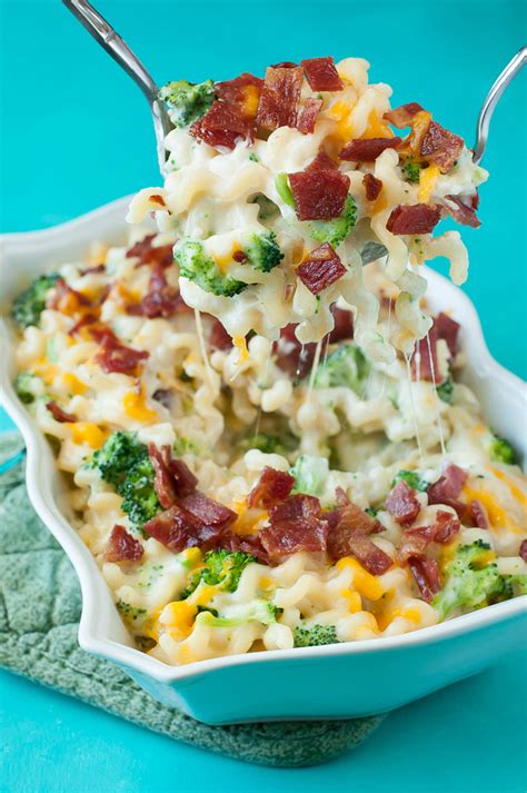 Super hearty and heartwarming, so cheesy and so easy. Bacon Broccoli Mac and Cheese - Peas and Crayons