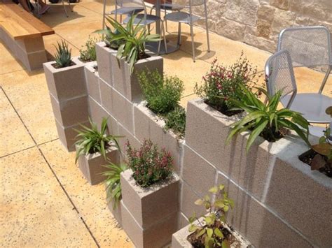 Put your favorite plants on display with a gorgeous cinder block wall garden. Brick planter wall | Ideas para plantas | Patio y jardin ...