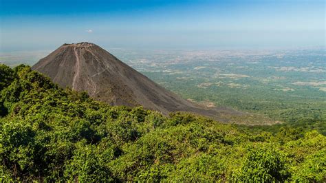 El Volcán De Izalco O Faro Del Pacífico En El Salvador