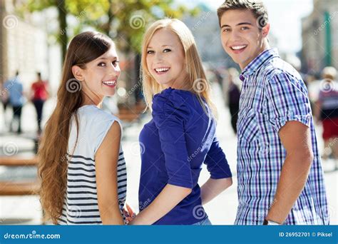 Sonrisa De Tres Personas Jovenes Imagen De Archivo Imagen De Grupo