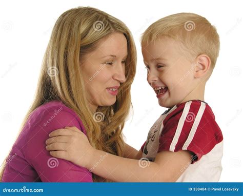 Madre Sonriente Con El Hijo Foto De Archivo Imagen De Felicidad Bobo