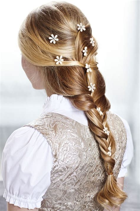 So kannst du die liebste zum spielen einladen. Dirndl-Frisuren fürs Oktoberfest | Dirndl-Frisuren fürs ...