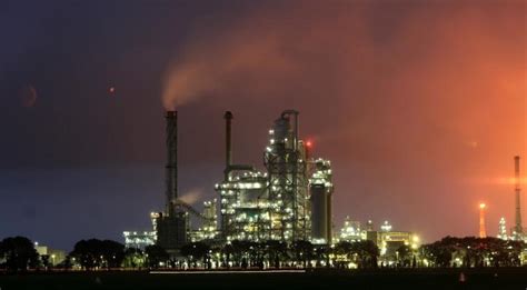 Kebakaran masih berlangsung ketika berita ini disiarkan. Wisata IPTEK Indramayu: PERTAMINA BALONGAN INDRAMAYU