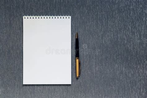 Lisonjería Oficina Proporciona Un Bloc De Notas Con Página En Blanco