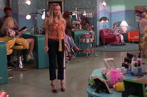 We Would Totally Wear This Elle Woods Outfit From 2001 Right Now Legally Blonde Outfits Woods