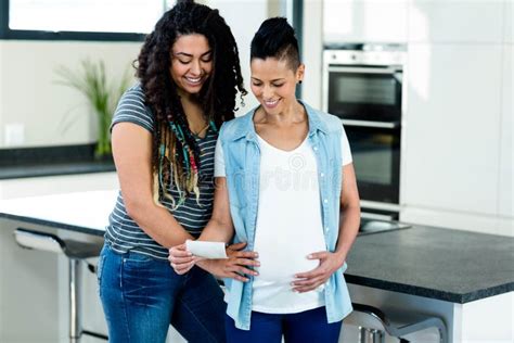 Pares Lesbianos Embarazadas Que Miran Informe De La Sonograf A Imagen
