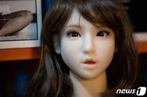 또한 저희 전시장은 리얼돌 체험방 관계자의 출입 통제할 것을 명확히 합니다. "리얼돌, 남성 성적환상 담아낸 지배욕의 빈 그릇" - 헉스