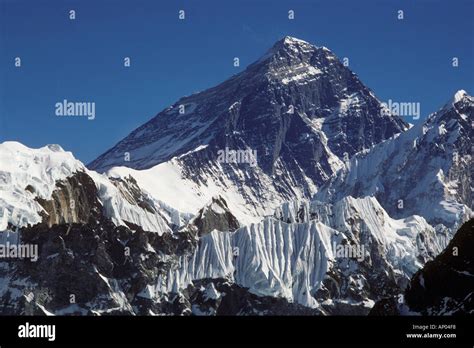 El Monte Everest Es La Montaña Más Alta En El Mundo Se Eleva Detrás