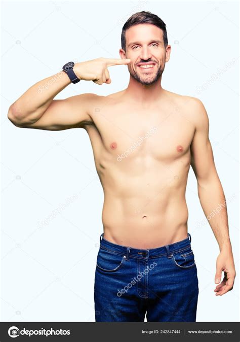 Hombre Guapo Sin Camisa Mostrando Pecho Desnudo Señalando Con Mano fotografía de stock