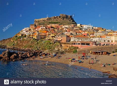 Sardinien ist auch die insel der tropischen strände. Italien Sardinien Castelsardo Strand Stockfotografie - Alamy