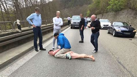 Unfälle Unfallfahrer Springt Nach Autobahn Crash Nackt Auf Autos