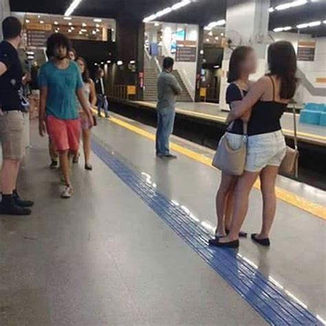 Lesbisches Pärchen in der U Bahn Warum dieses Bild für Furore sorgt BRAVO