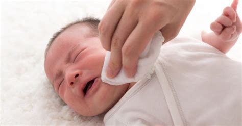 Cara Cepat Mengatasi Keringat Buntet Pada Bayi Baru Lahir