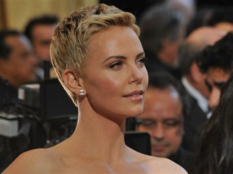 Orvosi M Hiba Agnes Gray Pacsirta Charlize Theron Short Hair Pixie