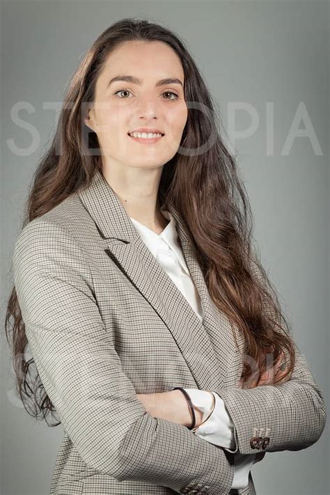Grace a notre modele de cv gratuit pour femme de menage, vous aurez une idee precise de ce que les employeurs aiment trouver dans un cv. Photo Femme Pour Cv : Phrases D Accroches Cv Femme De Chambre Phrase D Accroche Cv ~ News cts ...