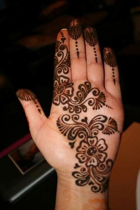You can either prefer arabic vines and spirals or can choose simple floral patterns. Most Beautiful Mehndi Designs - XciteFun.net