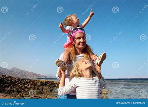 Madre Con Dos Hijas En La Playa Imagen De Archivo Imagen De Verano