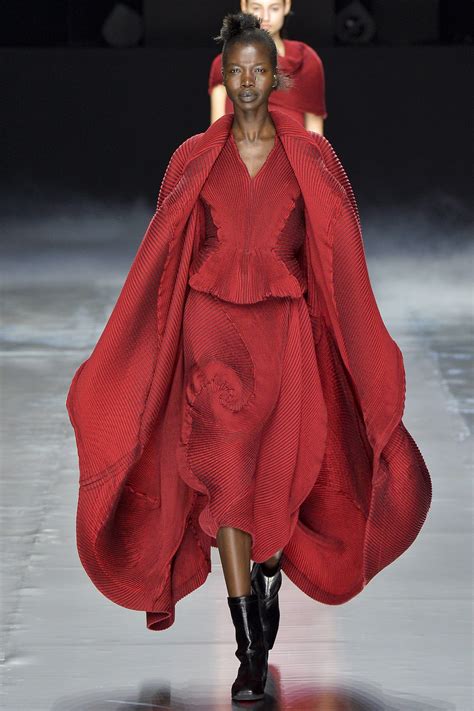 Issey Miyake Fall Ready To Wear Fashion Show Vogue Fashion Autumn Fashion Paris
