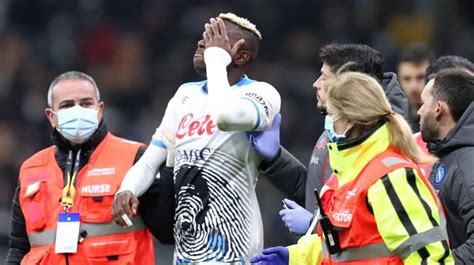 A un jugador del Napoli se le salió el ojo y tendrá que volver a jugar con una máscara especial TN