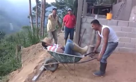 Los albañiles llevan cruces de madera adornadas con flores y listones a templos en donde son bendecidas y posteriormente colocarlas en la parte más alta de la. ¡Día del Albañil! 10 hazañas en video de los profesionales ...