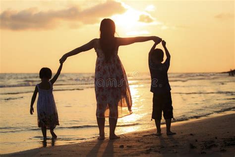 Madre Con Su Hija E Hijo En La Playa Foto De Archivo Imagen De
