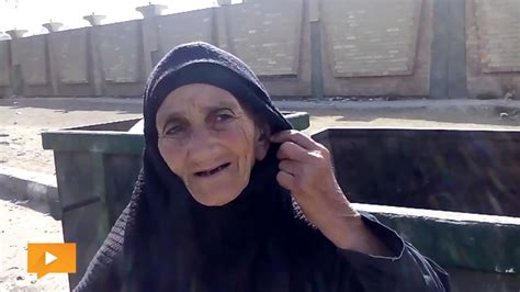 نجفة عجوز المنيا تلتقط الخبز من القمامة Youtube