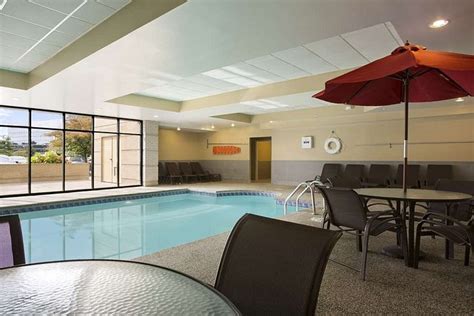 Embassy Suites By Hilton Cleveland Beachwood Pool Pictures And Reviews Tripadvisor