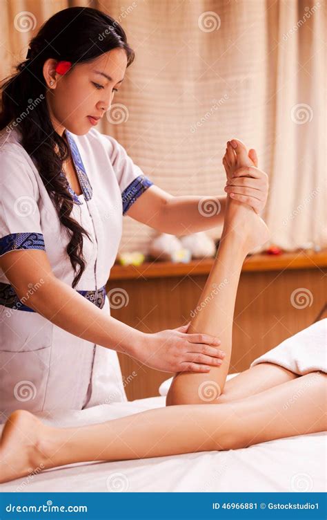 Massage De Jambes Image Stock Image Du Médecine Down 46966881