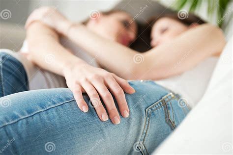 lesbisch paar die op bank koesteren stock foto image of samenwonen knuffelen 39559446