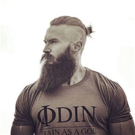 If you've shaved your head, a beard can work to add dimension to your mug. Post een foto van je favoriete baard | Pagina 51 ...