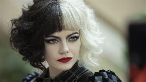She wishes to become a fashion designer, having been gifted. Emma Stone is Disney's Joker in Cruella en Twitter gaat los