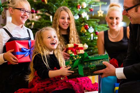 So gelingt eine harmonische Bescherung mit Kindern - experto.de