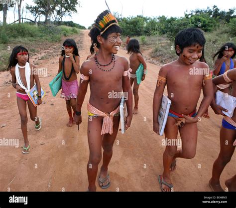 Los Ni Os Indios De Xingu Ir A La Escuela Construida En La Aldea Por El