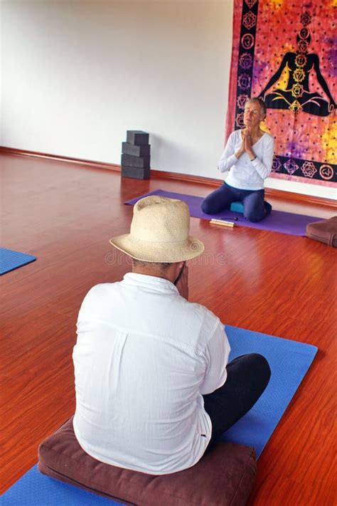Instructor Y Participante En Una Clase De La Yoga Imagen De Archivo