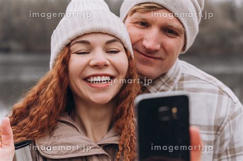 30 35 Couple In Love Making Selfie Or Video Call While Walkingの写真素材 215564884 イメージマート